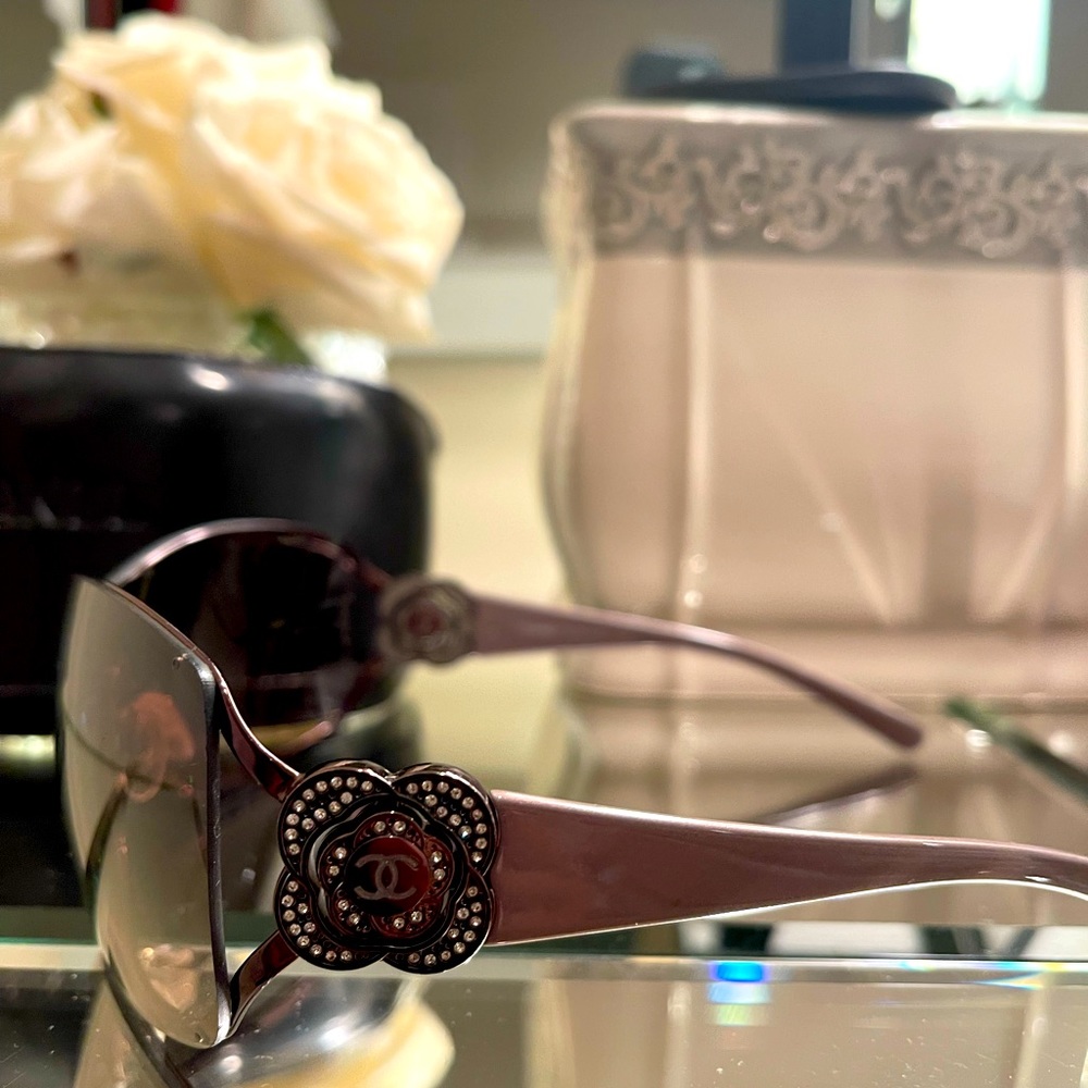 CHANEL Camilla beautiful shield sunglasses